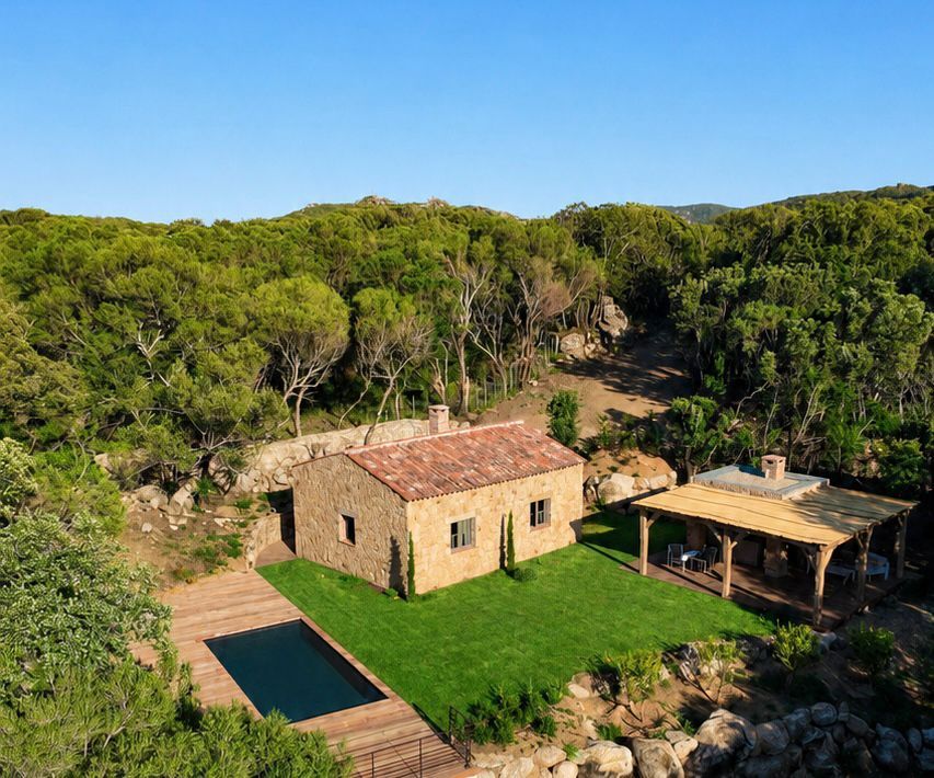 Villa Minustello face à l’Omu di Cagna dans le maquis corse